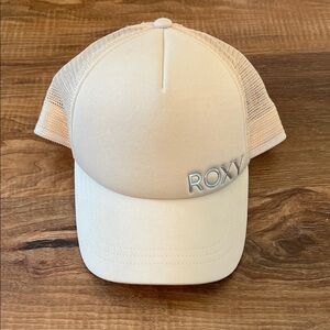 Roxy Foam Trucker Hat in Pale Peach